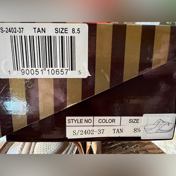 Lady Godiva tan sandals - Picture 4 of 6